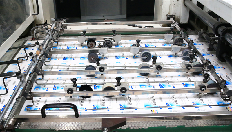 生產(chǎn)設(shè)備  需剪裁，留中間部分 全自動(dòng)模切機(jī) - 副本.JPG