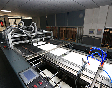 高速運轉(zhuǎn)的監(jiān)管碼賦碼印刷機-浙江元金包裝有限公司